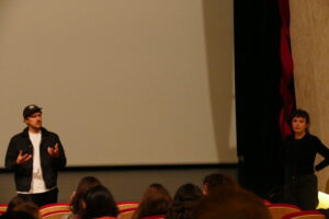 Amic Bedel et Estelle Blénet échangent avec la salle après de la projection de La Seria au Ciné-Théâtre de Saint-Chély d'Apcher.